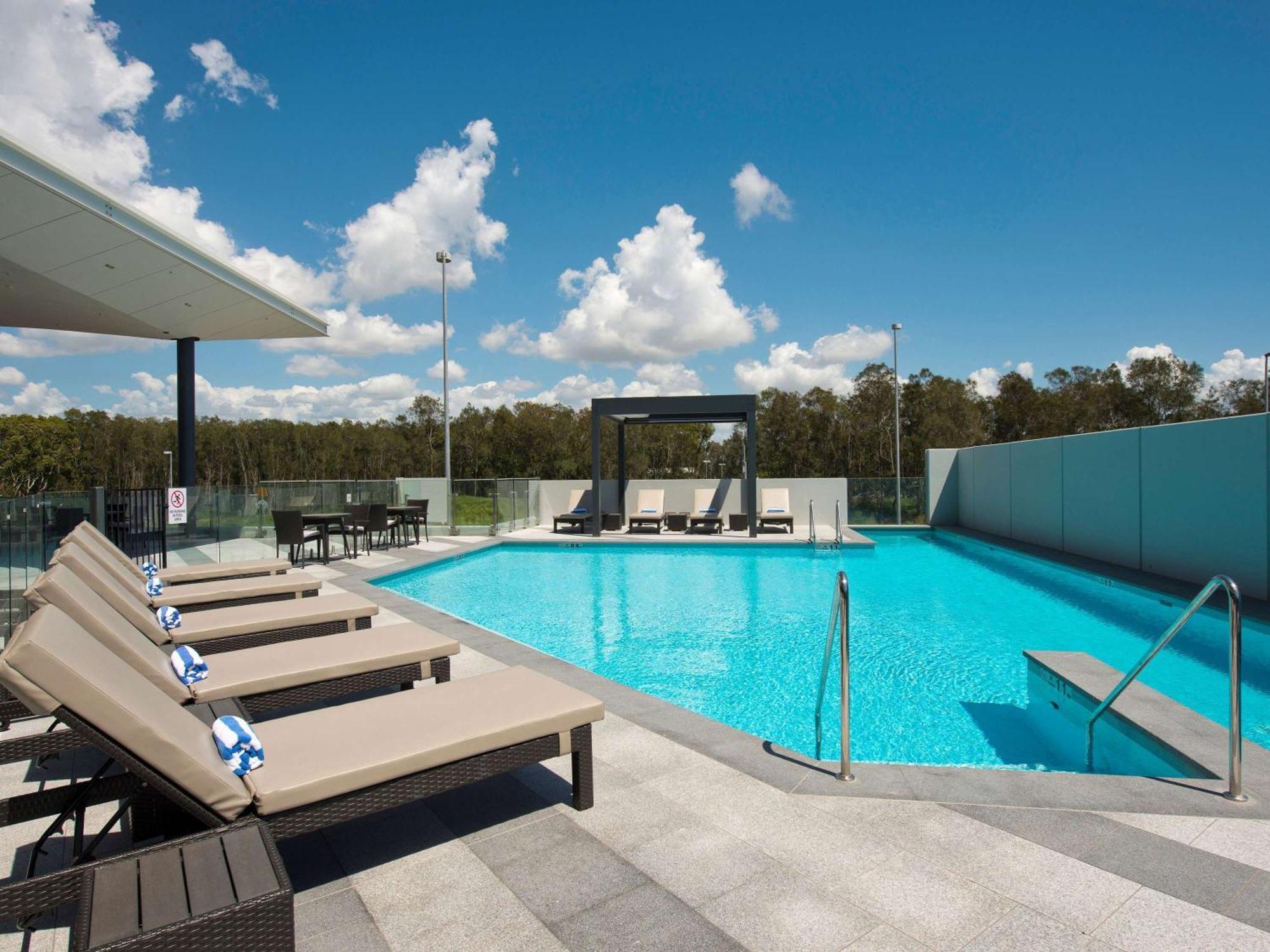 Pullman Brisbane Airport Otel Dış mekan fotoğraf The rooftop pool at the hotel