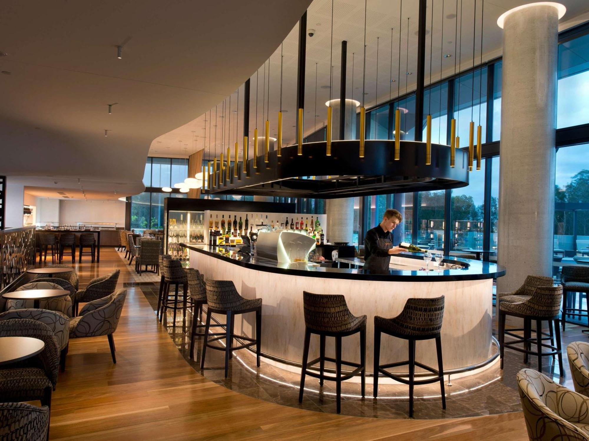 Pullman Brisbane Airport Otel Dış mekan fotoğraf The bar at the London Hilton on Park Lane