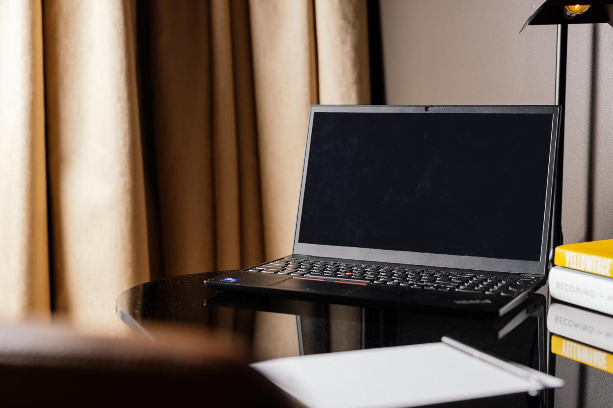 Pullman Brisbane Airport Otel Dış mekan fotoğraf A laptop computer