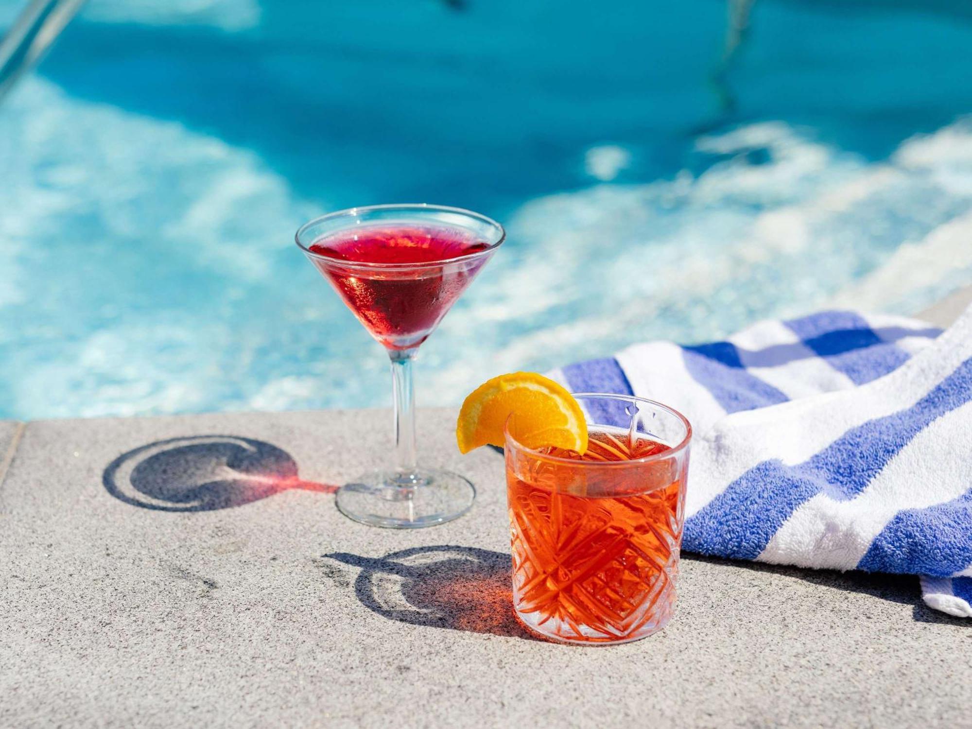 Pullman Brisbane Airport Otel Dış mekan fotoğraf A cosmopolitan (left) and a Negroni (right)