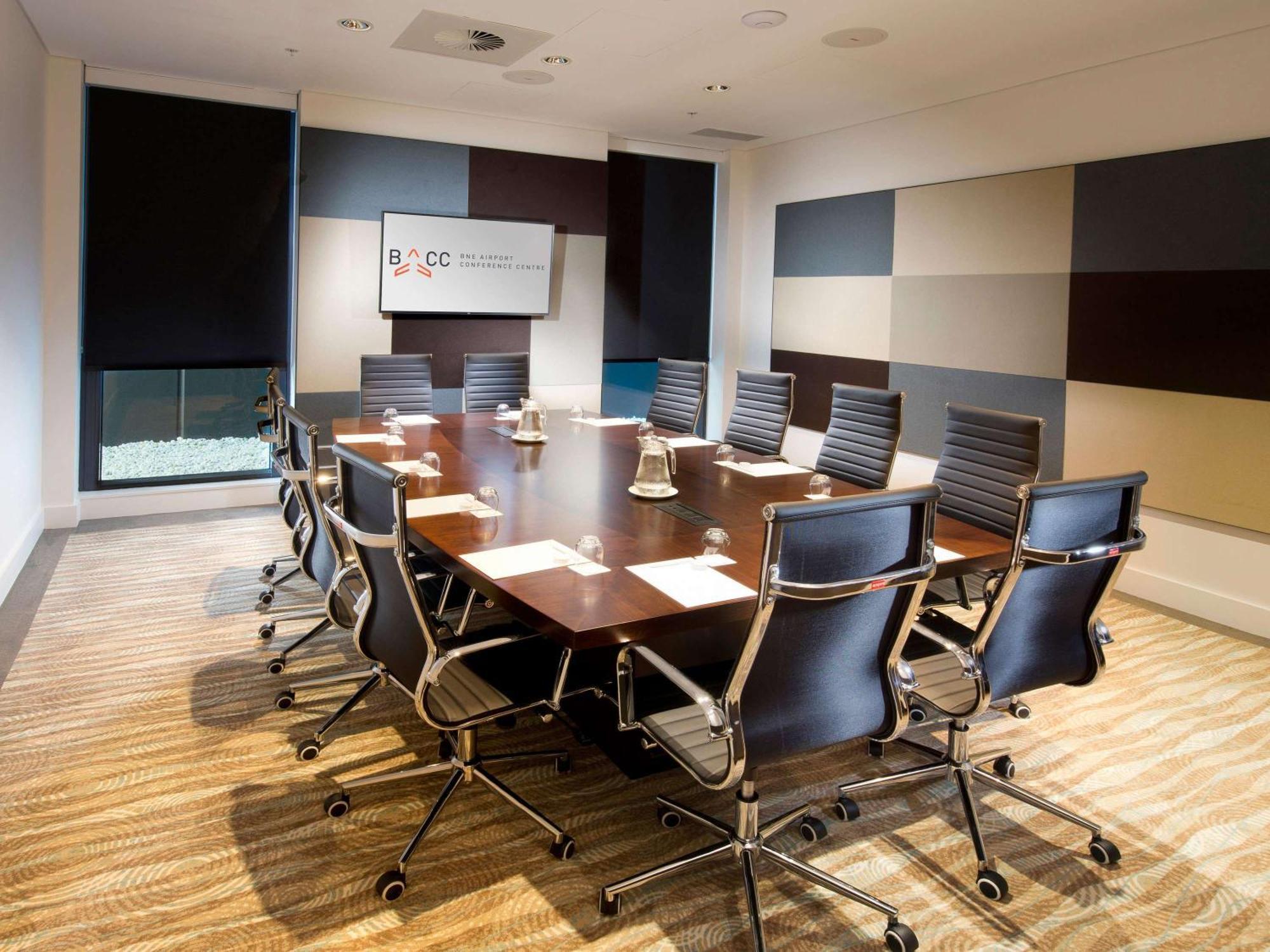Pullman Brisbane Airport Otel Dış mekan fotoğraf A meeting room at the ACC Liverpool Group