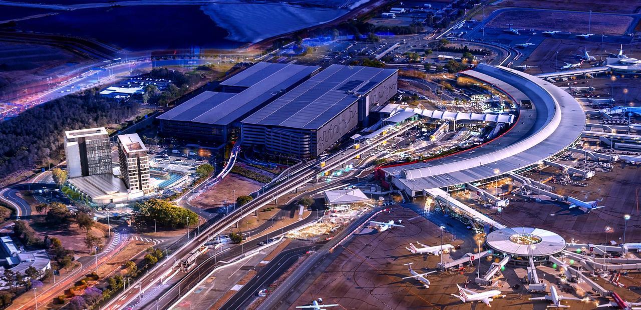 Pullman Brisbane Airport Otel Dış mekan fotoğraf Aerial view of the airport at night